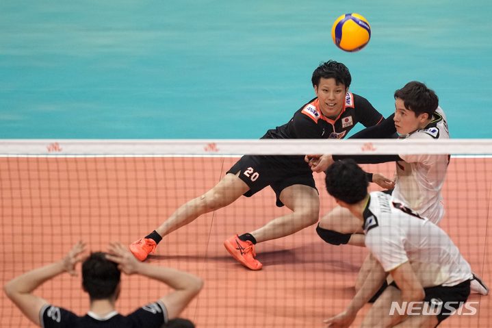 [브라질=AP/뉴시스] 일본 남자 배구 대표팀이 2023 국제배구연맹(FIVB) 발리볼네이션스리그(VNL)에서 아시아 국가 역대 최고 성적인 3위에 올랐다. 2022.06.12.