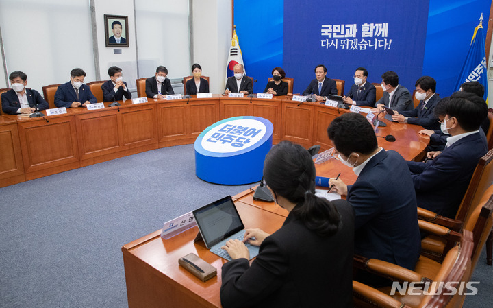 [서울=뉴시스] 김선웅 기자 = 우상호 더불어민주당 비상대책위원장이 13일 오전 서울 여의도 국회에서 열린 비상대책위원회의에서 발언하고 있다. (공동취재사진) 2022.06.13. photo@newsis.com