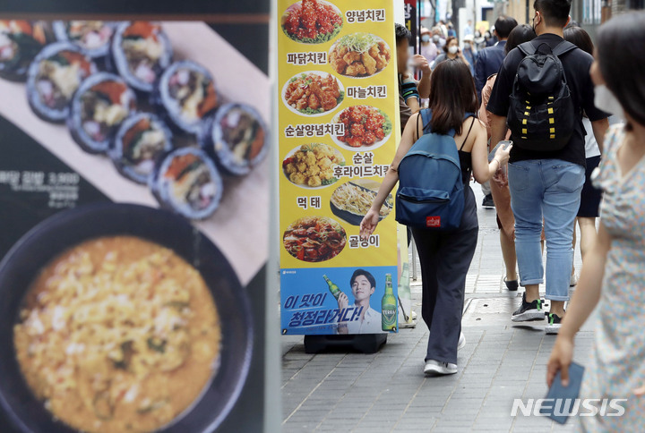 [서울=뉴시스] 최동준 기자 = 통계청 국가통계포털(KOSIS)에 따르면 지난달 외식 물가지수는 작년 12월보다 4.2% 올라 전체 소비자물가지수 상승률(3.4%)을 웃돌았다. 사진은 지난 13일 서울 시내 음식점이 몰려 있는 거리 모습. 2022.06.13. photocdj@newsis.com