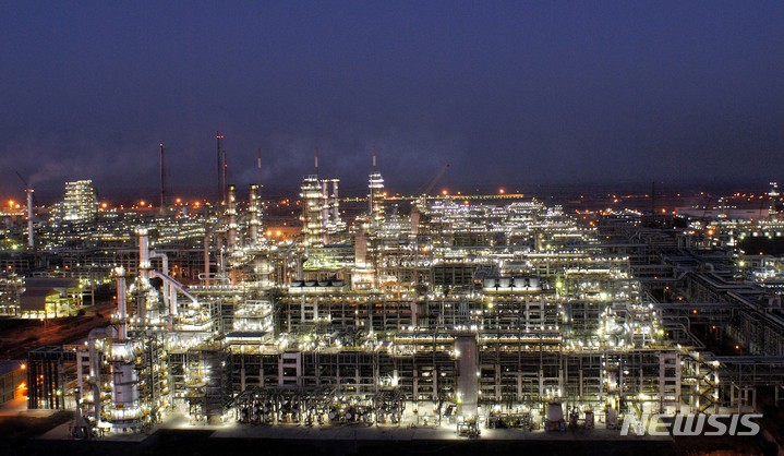 [구자라트=AP/뉴시스] 인도 구자라트주에 있는 원유 정제공장. 자료사진. 2025.10.16