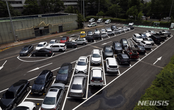 [서울=뉴시스] 고승민 기자 = 서울 송파구 신천유수지 공영주차장. 2022.06.13. kkssmm99@newsis.com
