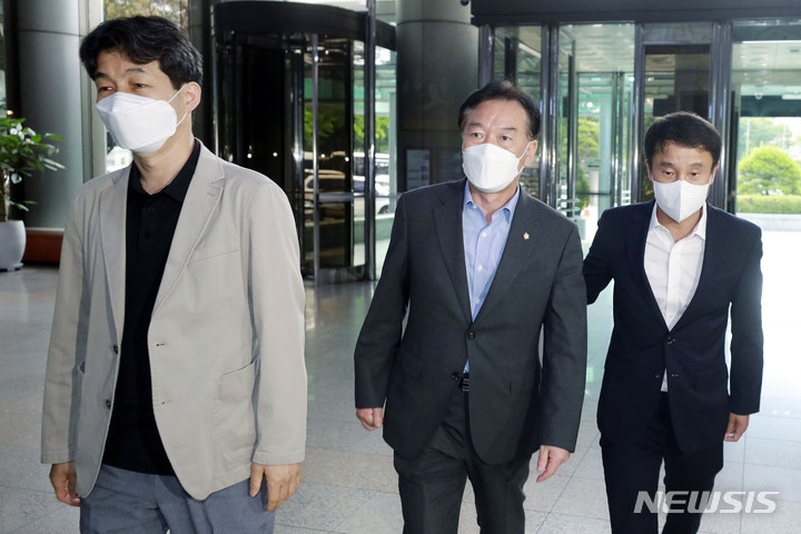 [서울=뉴시스] 최동준 기자 = 더불어민주당 한병도(오른쪽부터), 정태호, 윤건영 의원이 13일 문재인 전 대통령 사저 주변 집회 시위 대응 관련 서울 서대문구 경찰청을 항의 방문하고 있다. 2022.06.13. photocdj@newsis.com