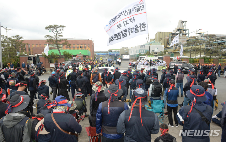 [울산=뉴시스] 배병수 기자 = 민주노총 공공운수노조 화물연대본부의 총파업이 일주일째 이어지고 있는 13일 오후 울산 화물연대 조합원들이 울주군 고려아연 온산제련소 앞에서 집회를 열고 있다. 2022.06.013. bbs@newsis.com