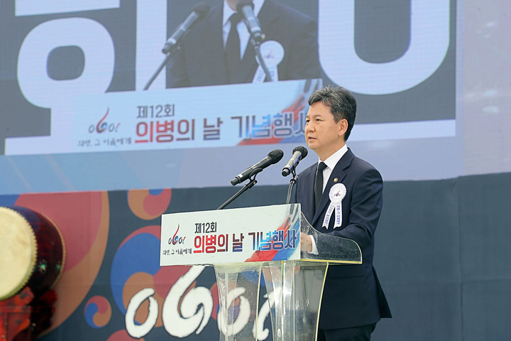 [서울=뉴시스] 한창섭 행정안전부 차관이 지난해 6월13일 오후 경상북도 영천시 강변공원에서 열린 '제12회 의병의날' 기념식에 참석해 기념사를 하고 있다. 2022.06.13. photo@newsis.com *재판매 및 DB 금지