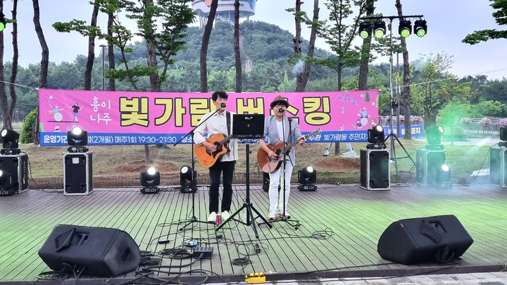 [나주=뉴시스] '흥이 나주' 나주 빛가람 버스킹 개막공연에서 열창하는 2인조 그룹 유투. (사진=빛가람동 주민자치회 제공) 2022.06.13. photo@newsis.com *재판매 및 DB 금지