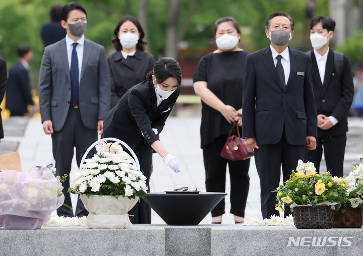 [김해=뉴시스] 전신 기자 = 윤석열 대통령 부인 김건희 여사가 13일 오후 경남 김해 진영읍 봉하마을을 방문해 고 노무현 전 대통령 묘역에 참배하고 있다. (대통령실통신사진기자단) 2022.06.13. photo1006@newsis.com