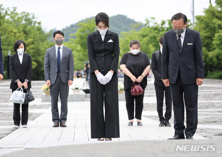 [김해=뉴시스] 전신 기자 = 윤석열 대통령 부인 김건희 여사가 13일 오후 경남 김해 진영읍 봉하마을을 방문해 고 노무현 전 대통령 묘역 너럭바위 앞에서 묵념하고 있다. (대통령실통신사진기자단) 2022.06.13. photo1006@newsis.com