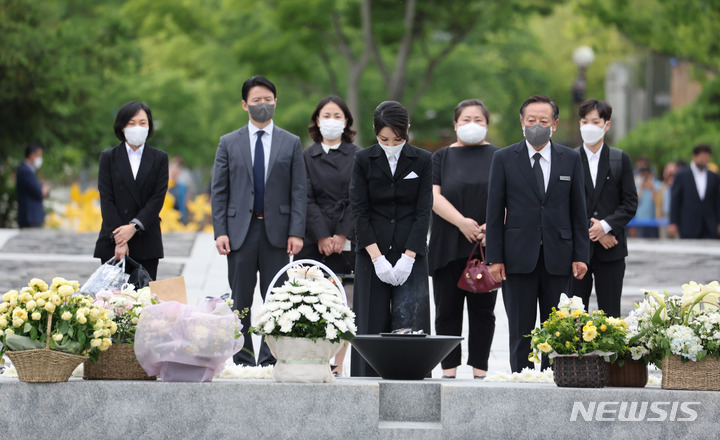 [김해=뉴시스] 전신 기자 = 윤석열 대통령 부인 김건희 여사가 13일 오후 경남 김해 진영읍 봉하마을을 방문해 고 노무현 전 대통령 묘역에 참배하고 있다. (대통령실통신사진기자단) 2022.06.13. photo1006@newsis.com