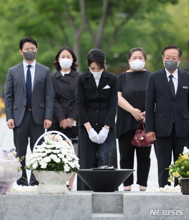 [김해=뉴시스] 전신 기자 = 윤석열 대통령 부인 김건희 여사가 13일 오후 경남 김해 진영읍 봉하마을을 방문해 고 노무현 전 대통령 묘역에 참배하고 있다. (대통령실통신사진기자단) 2022.06.13. photo1006@newsis.com