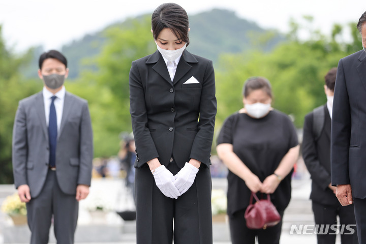 [김해=뉴시스] 전신 기자 = 윤석열 대통령 부인 김건희 여사가 13일 오후 경남 김해 진영읍 봉하마을 고 노무현 전 대통령 묘역을 찾아 너럭바위 앞에서 묵념하고 있다. (대통령실통신사진기자단) 2022.06.13. photo1006@newsis.com