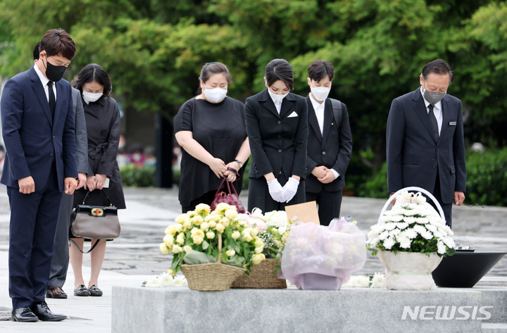 [김해=뉴시스] 전신 기자 = 윤석열 대통령 부인 김건희 여사가 13일 오후 경남 김해 진영읍 봉하마을을 방문해 고 노무현 전 대통령 묘역에서 헌화 및 분향 후 묵념하고 있다. (대통령실통신사진기자단) 2022.06.13. photo1006@newsis.com