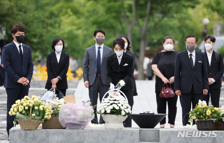 [김해=뉴시스] 전신 기자 = 윤석열 대통령 부인 김건희 여사가 13일 오후 경남 김해 진영읍 봉하마을을 방문해 고 노무현 전 대통령 묘역에 헌화하고 있다. (대통령실통신사진기자단) 2022.06.13. photo1006@newsis.com