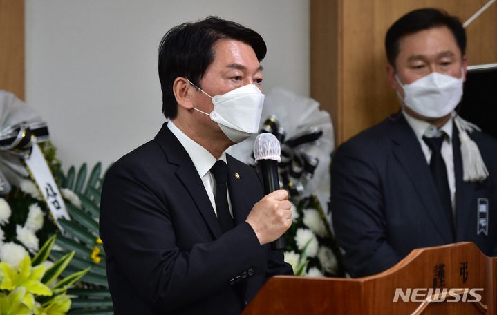 [대구=뉴시스] 이무열 기자 = 안철수 국민의힘 의원이 13일 오후 대구 중구 경북대학교병원에 마련된 법률사무소 방화참사 희생자 합동추모식에 참석해 추도사를 하고 있다. 2022.06.13. lmy@newsis.com