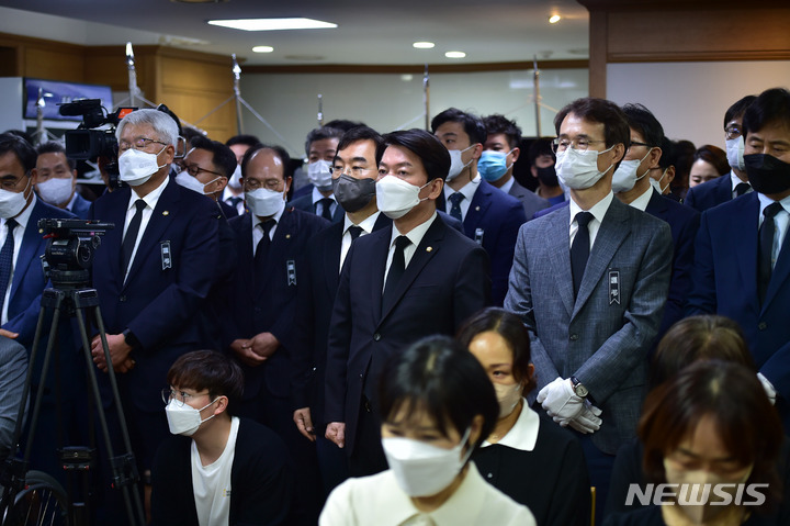 [대구=뉴시스] 이무열 기자 = 안철수 국민의힘 의원이 13일 오후 대구 중구 경북대학교병원에 마련된 법률사무실 방화 사건 피해자 합동추모식에 참석하고 있다. 2022.06.13. lmy@newsis.com