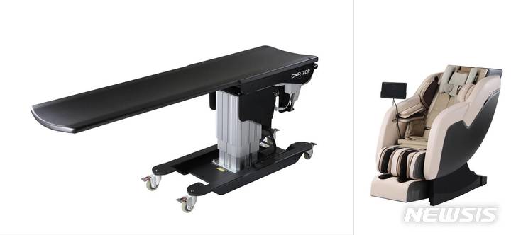 [전주=뉴시스]윤난슬 기자 = 왼쪽부터 수술용 카본 테이블, 자가 맞춤형 스마트 척추 이완 체어.(사진=전북대 제공)