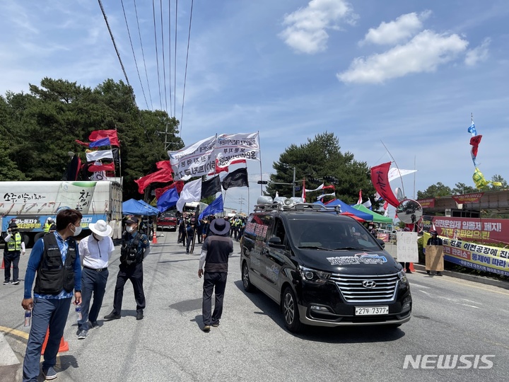 [서울=뉴시스] 하이트진로 이천공장 앞에서 전국민주노동조합총연맹(민주노총) 화물연대본부 소속 화물차주들이 공장 진입로 등을 점거하며 총파업을 벌이고 있는 모습.(사진=하이트진로 제공)