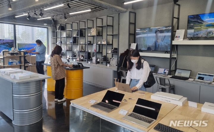 [서울=뉴시스] 중고제품을 살펴보고 있는 시민들. (사진=뉴시스 DB). photo@newsis.com