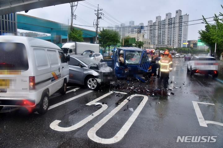 [대구=뉴시스] 이지연 기자 = 14일 오전 9시52분 대구 북구 팔달동의 팔달교 인근에서 3중 충돌사고가 나 운전자 등 3명이 다쳤다. (사진=서부소방서 제공) 2022.06.14. photo@newsis.com