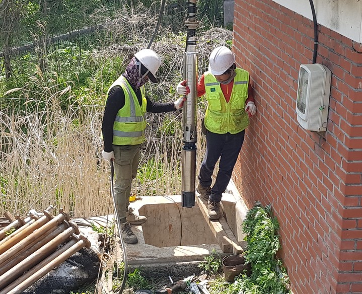 14일 보은군 관계자가 영농철 가뭄대비 종합대책 일환으로 저수지 수위를 점검하고 있다. *재판매 및 DB 금지