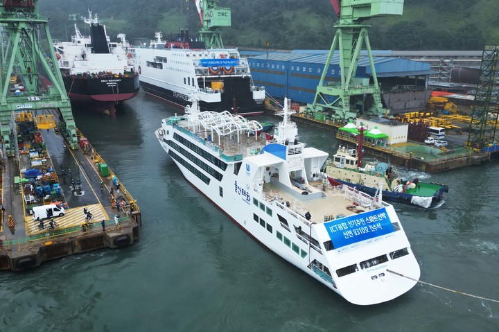 [울산=뉴시스]현대미포조선이 14일 울산 본사 4도크에서 2400t급 최첨단 ICT 융합 스마트 여객선을 진수하고 있다. (사진=현대미포조선 제공) 2022.06.14. photo@newsis.com *재판매 및 DB 금지