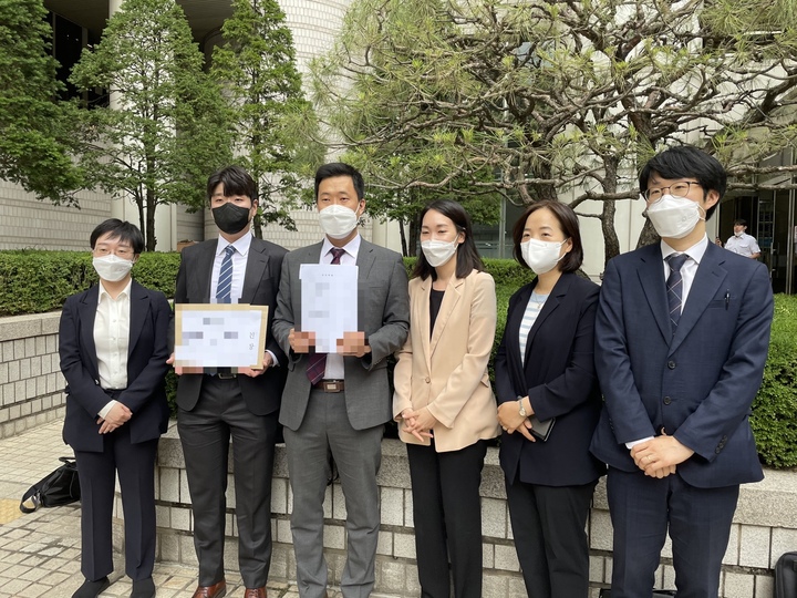 [서울=뉴시스] 신귀혜 기자 = 14일 서울 서초구 서울중앙지법 앞에서 민주사회를 위한 변호사 모임 내 A 유튜브 채널 스태프 15인의 대리인단이 소장 접수를 앞두고 기자회견을 진행하고 있다. 2022.06.14. marimo@newsis.com *재판매 및 DB 금지