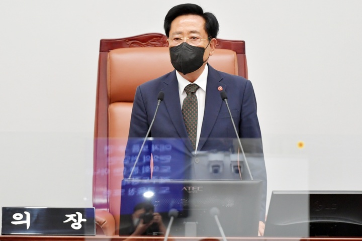 [제주=뉴시스] 양영전 기자 = 좌남수 제주도의회 의장이 14일 오후 제주도의회 본회의장에서 열린 제405회 임시회 본회의에서 개회사를 하고 있다. (사진=제주도의회 제공) 2022.06.14. 0jeoni@newsis.com *재판매 및 DB 금지