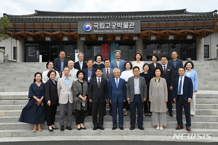 [서울=뉴시스] 최응천 문화재청장(앞줄 가운데)이 14일 오후 국립고궁박물관 강당에서 개최된 제4대 무형문화재위원회 위원 위촉식에 참여해 김영운 신임 무형문화재위원장(맨 뒷줄 왼쪽 두 번째)을 비롯한 신임 위원들과 함께 기념촬영을 하고 있다. (사진=문화재청 제공) 2022.06.14. photo@newsis.com *재판매 및 DB 금지