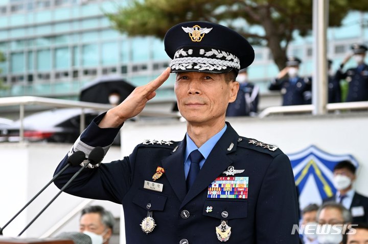 [평택=뉴시스] 박하식 신임 공군작전사령관이 부대 장병들의 경례를 받고 있다. 공군작전사령부 제공