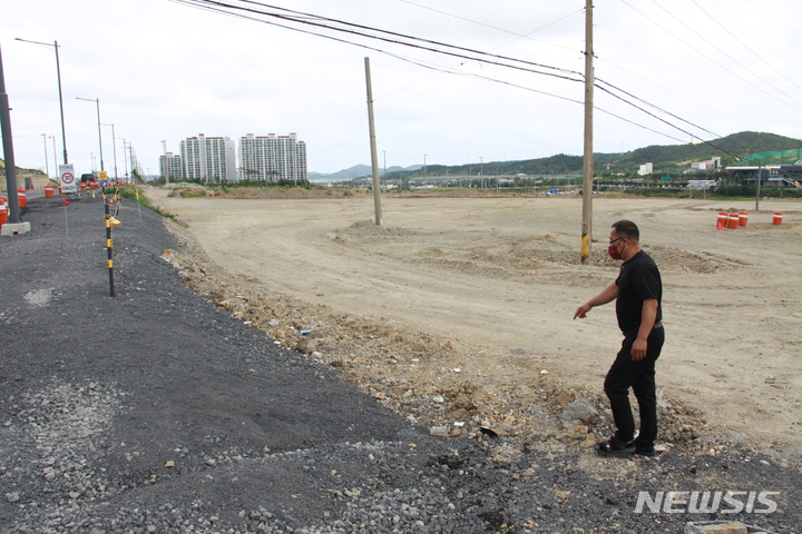 [포항=뉴시스] 강진구 기자 = 조상의 분묘가 있던 자리를 후손이 가리키고 있다. 2022.06.14.dr.kang@newsis.com
