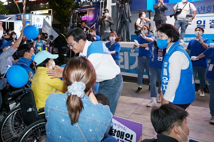 [수원=뉴시스] 김동연 경기도지사 당선인이 지난달 31일 수원에서 열린 마지막 선거 유세에서 현장을 찾은 발달장애인들과 인사를 나누고 있다. (사진=김동연 후보 캠프 제공) *재판매 및 DB 금지