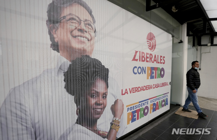 [보고타= AP/뉴시스] 콜롬비아 대선의  구스타보 페트로 후보와 러닝 메이 트 프란시스 마르케스의 선거벽보. 국민이 싫어하는 좌파 게릴라 출신의 페트로가 당선된 것은 흑인과 빈민, 소수 약자를 위한 환경운동가 마르케스의 덕분이라는 분석이 나오고 있다.   