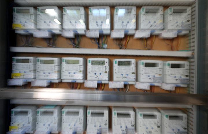 [서울=뉴시스] 추상철 기자 = 내달부터 전력 사용량이 적은 일반가구에 대한 전기요금 할인 혜택이 종료돼 약 910만 가구의 전기요금이 기존보다 2000원 오르게 된다. 14일 오전 서울 시내 한 오피스텔에 전기계량기가 돌아가고 있다. 2022.06.14. scchoo@newsis.com