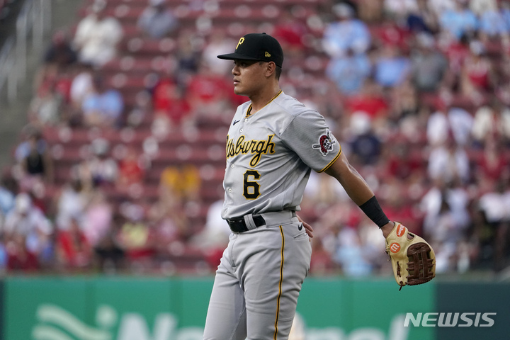 [세인트루이스=AP/뉴시스] 피츠버그 파이리츠 2루수 장위청이 14일(한국시간) 미국 세인트루이스 부시 스타디움에서 열린 세인트루이스 카디널스와 2022 MLB 원정경기에서 2회 말 수비 때 몸을 풀고 있다. 2022.06.14.