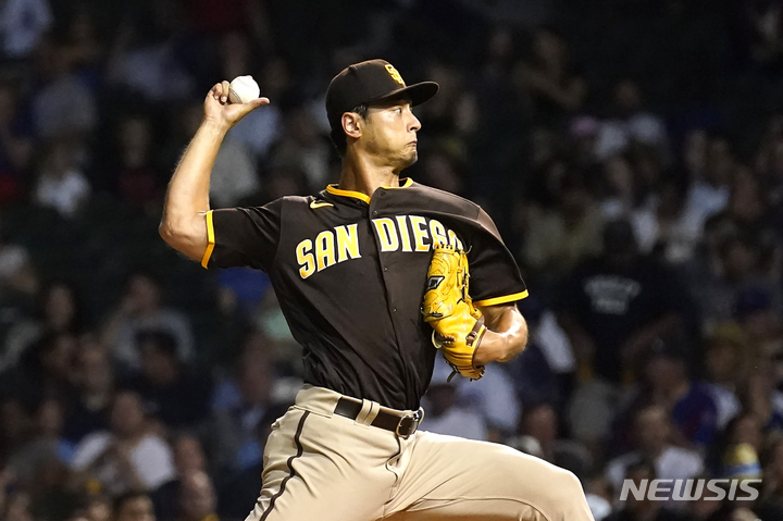 [시카고=AP/뉴시스] 샌디에이고 파드레스 선발투수 다르빗슈 유가 14일(한국시간) 미국 일리노이주 시카고의 리글리 필드에서 열린 시카고 컵스와 2022 MLB 원정경기에서 1회말 공을 던지고 있다. 2022.06.14.