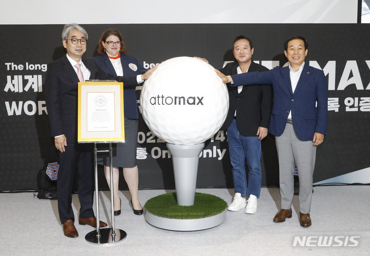 [서울=뉴시스] 고승민 기자 = 14일 서울 강서구 코오롱 원앤온리 타워에서 열린 코오롱 골프공 아토맥스 세계최장 비거리 공식기록 WRC(월드 레코드 커미티) 인증식에서 이웅열(오른쪽 두번째) 코오롱그룹 명예회장과 장희구(오른쪽) 코오롱인더스트리 회장, 김덕은 한국기록원장, 데이나 헤슈 미국 WRC 심사위원 대표가 기념촬영하고 있다. 2022.06.14. kkssmm99@newsis.com