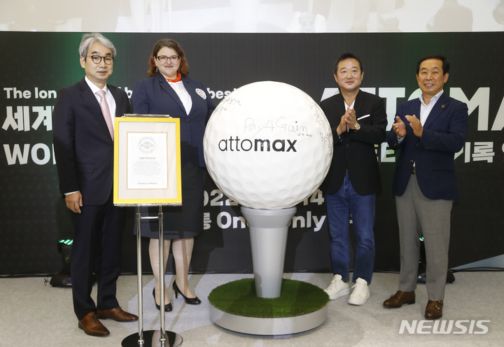 [서울=뉴시스] 고승민 기자 = 14일 서울 강서구 코오롱 원앤온리 타워에서 열린 코오롱 골프공 아토맥스 세계최장 비거리 공식기록 WRC(월드 레코드 커미티) 인증식에서 이웅열(오른쪽 두번째) 코오롱그룹 명예회장과 장희구(오른쪽) 코오롱인더스트리 회장, 김덕은 한국기록원장, 데이나 헤슈 미국 WRC 심사위원 대표가 기념촬영하고 있다. 2022.06.14. kkssmm99@newsis.com