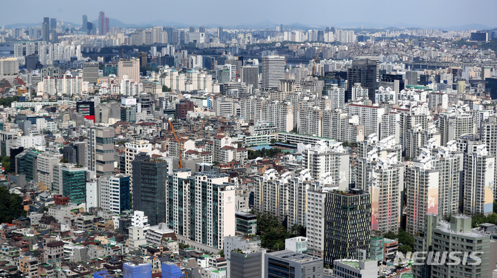 [서울=뉴시스] 추상철 기자 = 주택담보대출 금리가 연 7%로 상승하면 서울의 아파트 보유 가구(84㎡기준)의 월 상환액이 209만원(금리 4%)에서 291만원으로 증가할 것이라는 관측이 나왔다. 14일 오전 서울시내 아파트 단지가 보이고 있다. 2022.06.14. scchoo@newsis.com