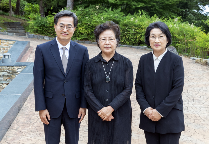 [김해=뉴시스] 최진석 기자 = 김동연 경기도지사 당선인과 배우자 정우영(오른쪽) 씨가 14일 오전 경남 김해시 진영읍 봉하마을을 방문해 권양숙 여사와 기념촬영을 하고 있다. 2022.06.14. (사진=김동연 경기도지사 당선인 제공) photo@newsis.com *재판매 및 DB 금지