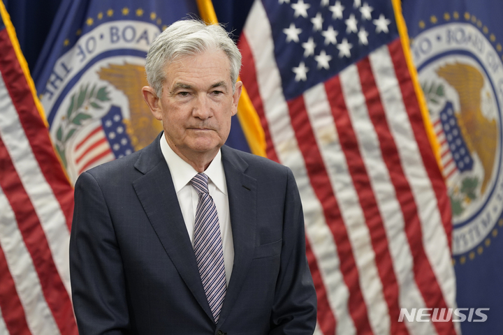 [워싱턴=AP/뉴시스]14일 2년 만기 미 재무부 채권의 금리가 3.39%로 10년 만기 채권 금리 3.36%를 넘어서면서 단기 수익률과 장기 수익률의 역전 현상이 발생, 미국의 경기침체 가능성에 대한 경고가 놀라울 정도로 신뢰성을 더하고 있다. 제롬 파월 미 연준 의장은 그러나 이에 대해 지속적 추세라기보다는 일시적인 현상일 뿐이라며 당황할 필요는 없다는 입장이다. 2022.6.14