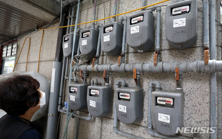 [서울=뉴시스] 추상철 기자 = 산업통상자원부는 오는 7월1일부터 민수용(주택용·일반용) 도시가스 요금을 메가줄(MJ)당 1.11원(서울시 소매요금 기준) 인상한다고 27일 밝혔다.사진은 서울 시내 한 건물 뒤에서 시민이 가스계량기를 살펴보는 모습. 2022.06.14. scchoo@newsis.com
