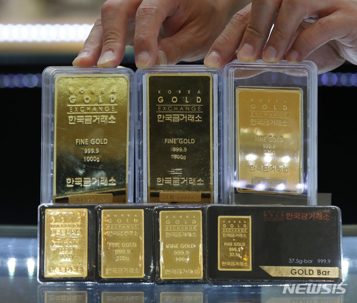 [서울=뉴시스] 조수정 기자 = 주식시장과 가상자산시장의 부진이 이어지고 안전자산인 금값이 오르자 개미들이 금시장으로 몰리고 있다. 금 상장지수펀드(ETF)를 중심으로 매수세가 유입되고 있다. 14일 한국거래소에 따르면 전날 개인투자자들은 'KINDEX KRX금현물' ETF를 3억4733만원 순매수했다.14일 오후 서울 종로구 한국금거래소에서 직원이 금을 확인하고 있다. 2022.06.14. chocrystal@newsis.com