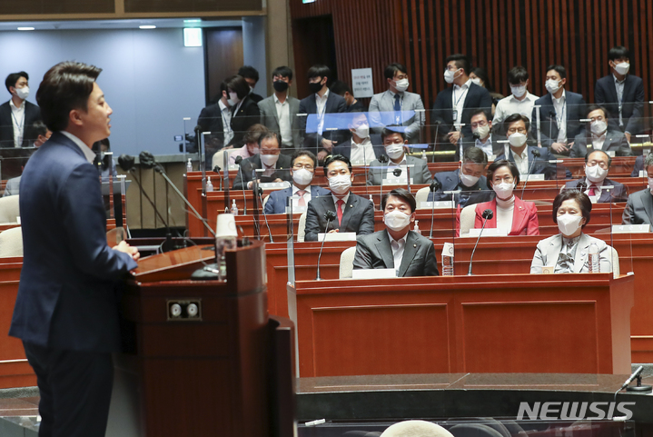 [서울=뉴시스] 김선웅 기자 = 안철수 국민의힘 의원이 지난 14일 오후 서울 여의도 국회에서 열린 의원총회에서 이준석 대표의 모두발언을 듣고 있다. (공동취재사진) 2022.06.14. photo@newsis.com