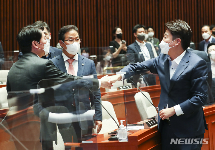 [서울=뉴시스] 김선웅 기자 = 국민의힘 이준석 대표와 안철수 의원이 14일 오후 서울 여의도 국회에서 열린 의원총회에서 인사를 나누고 있다. (공동취재사진) 2022.06.14. photo@newsis.com