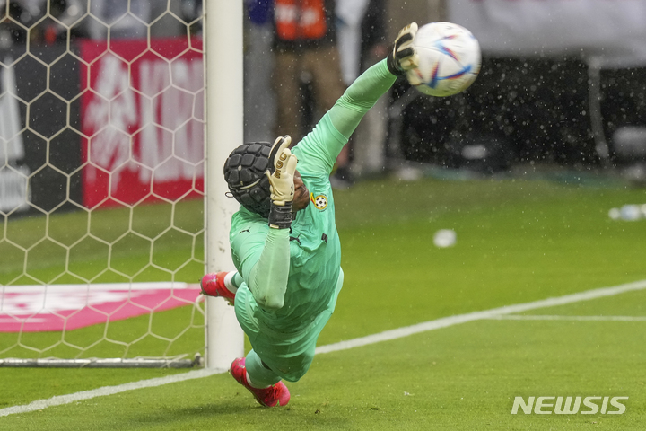 [스이타=AP/뉴시스]가나 골키퍼 승부차기 선방. 2022.06.14.