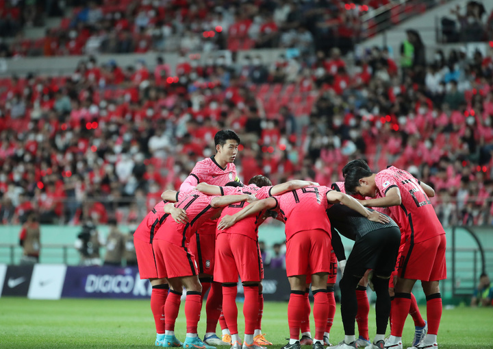 [서울=뉴시스] 김진아 기자 = 14일 서울월드컵경기장에서 열린 축구 국가대표팀 평가전 대한민국 대 이집트 경기, 한국 대표팀 손흥민과 선수들이 의지를 다지고 있다. 2022.06.14. bluesoda@newsis.com