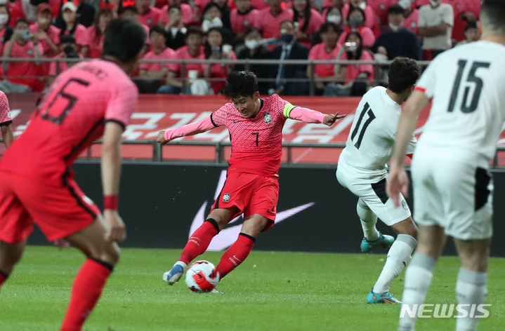 [서울=뉴시스] 고승민 기자 = 14일 서울월드컵경기장에서 열린 축구 국가대표팀 평가전 대한민국 대 이집트 경기, 한국 손흥민이 중거리슛을 시도하고 있다. 2022.06.14. kkssmm99@newsis.com