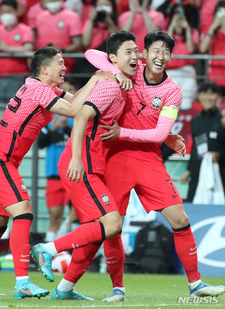 [서울=뉴시스] 김진아 기자 = 14일 서울월드컵경기장에서 열린 축구 국가대표팀 평가전 대한민국 대 이집트 경기, 한국 조규성이 팀의 세번째 골을 성공시킨 후 손흥민 등 선수들과 기뻐하고 있다. 2022.06.14. bluesoda@newsis.com