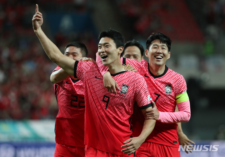 [서울=뉴시스] 조성우 기자 = 14일 오후 서울 마포구 서울월드컵경기장에서 열린 축구 국가대표팀 평가전 대한민국 대 이집트의 경기 후반전, 한국 조규성이 골을 넣은 뒤 기뻐하고 있다. 2022.06.14. xconfind@newsis.com