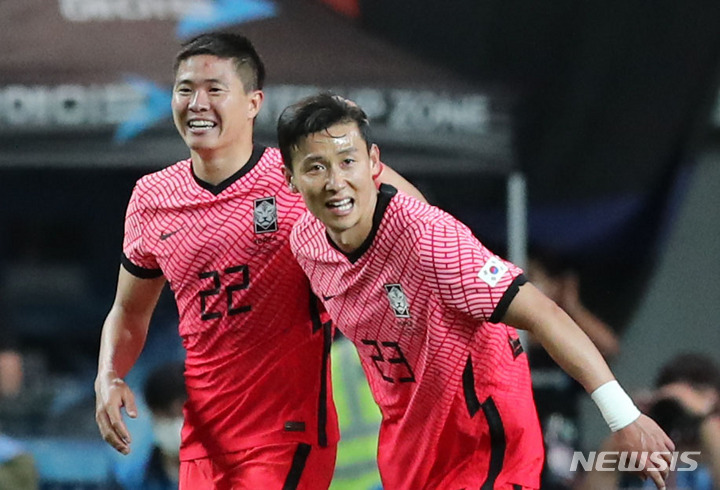 [서울=뉴시스] 권창회 기자 = 14일 서울월드컵경기장에서 열린 축구 국가대표팀 평가전 대한민국 대 이집트 경기, 대한민국 권창훈이 골을 넣은 뒤 김태환과 기뻐하고 있다. 2022.06.14. kch0523@newsis.com