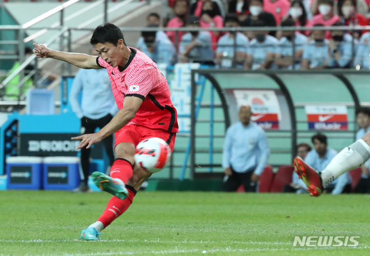 [서울=뉴시스] 김진아 기자 = 14일 서울월드컵경기장에서 열린 축구 국가대표팀 평가전 대한민국 대 이집트 경기, 한국 조규성이 팀의 세번째 골을 성공시키고 있다. 2022.06.14. bluesoda@newsis.com